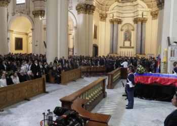 Petro acató el deseo familiar y no acudió al sepelio