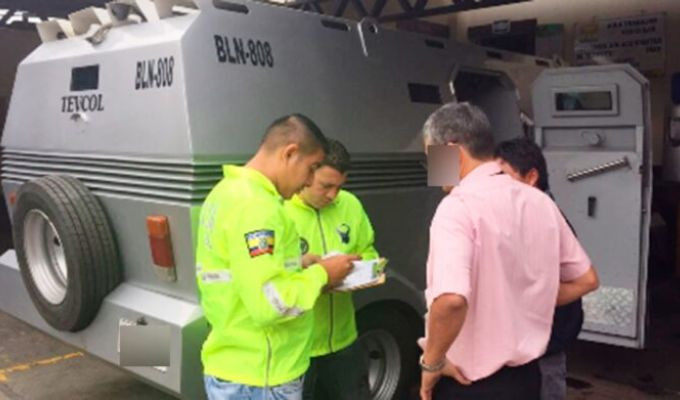 Falsos policías asaltan vehículo blindado en banco de Quito