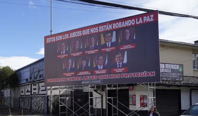 Investigan a empresa de andamios por vallas con caras de jueces