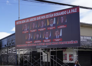 Investigan a empresa de andamios por vallas con caras de jueces