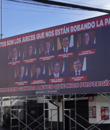 Investigan a empresa de andamios por vallas con caras de jueces
