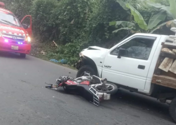 Tragedia en El Carmen: motociclista murió en choque contra camioneta