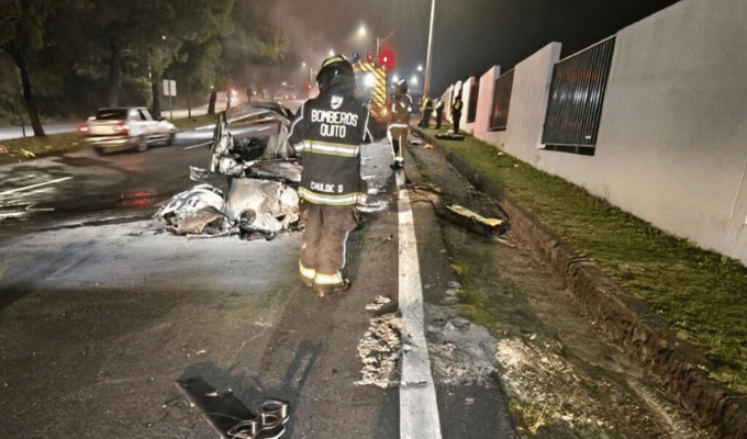 Dos personas murieron calcinadas en incendio de auto en la av. Simón B
