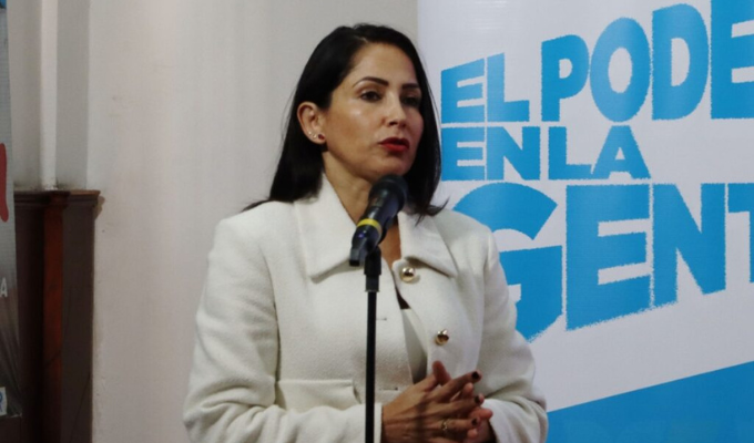 Gonzalez acusa que buscan perseguirla y a Correa con nexos a Maduro