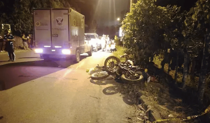 Dos jóvenes murieron en brutal choque de motos en Santo Domingo