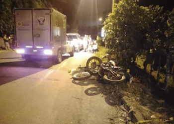 Dos jóvenes murieron en brutal choque de motos en Santo Domingo