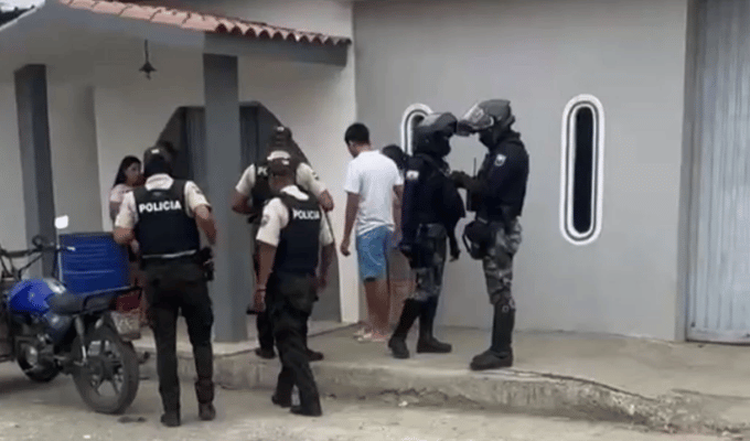 Balacera en Manta deja dos heridos en plena calle