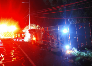 Tráiler se volcó en la Simón Bolívar y dejó caos en la vía