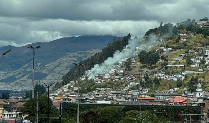 ¡Fuego en El Panecillo! Bomberos de Quito entran en acción