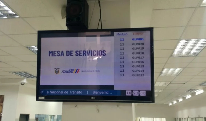 Caos en la ANT Quito: filas eternas y sistema caído desatan quejas