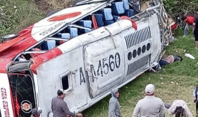 Tragedia en Chimborazo: bus cae 150 metros y deja 9 muertos