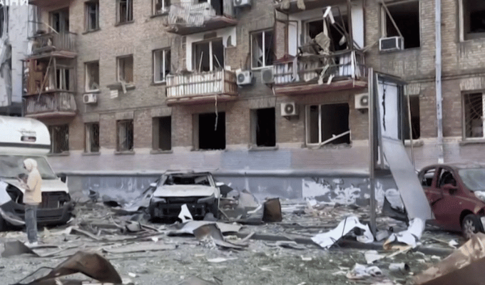Bombardeo ruso deja 15 muertos en Kiev y daña edificio de la UE