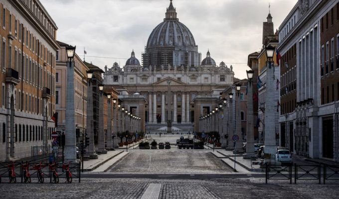 Hombre irrumpe con su auto en el Vaticano; hay un detenido