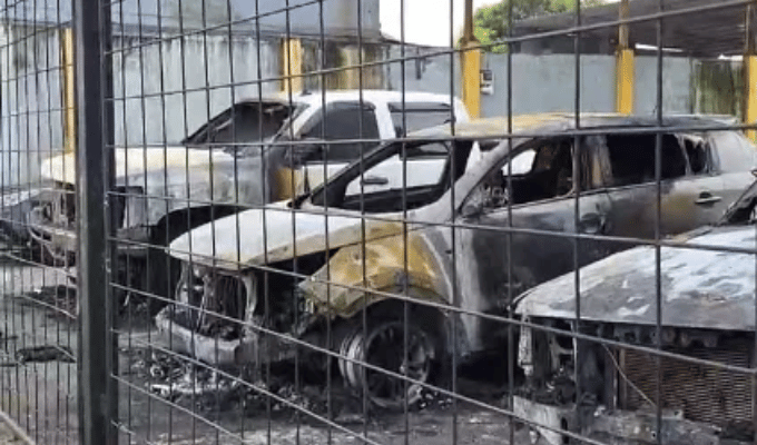 Incendio en patio de autos deja tres vehículos calcinados