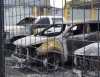Incendio en patio de autos deja tres vehículos calcinados
