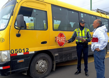 Arranca revisión técnica a buses escolares en Ambato