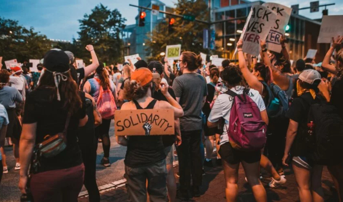Colonia estalló: 150 heridos en marcha por la paz