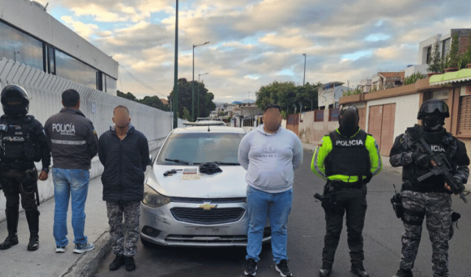 Cayeron dos extranjeros con arma y carro robado en Ambato