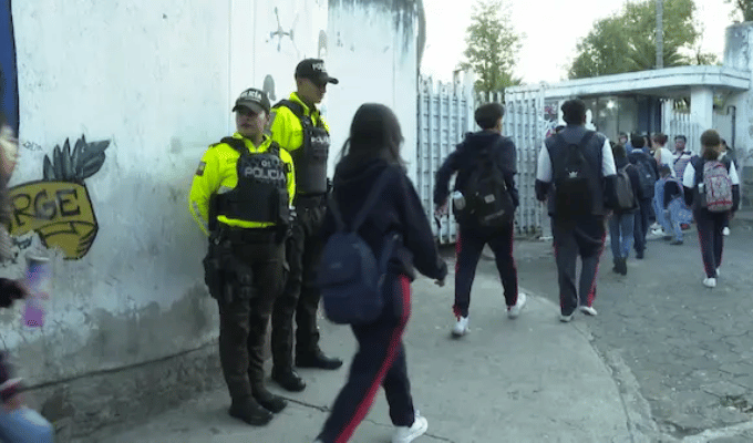 Policía tendrá luz verde para ingresar a colegios en casos graves
