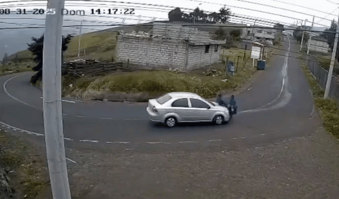 Conductor atropella a dos personas en Tungurahua y se da a la fuga
