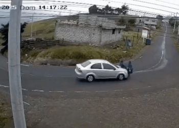 Conductor atropella a dos personas en Tungurahua y se da a la fuga