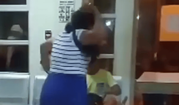 Madre azota con latigazos a su hijo detenido y el video se viraliza