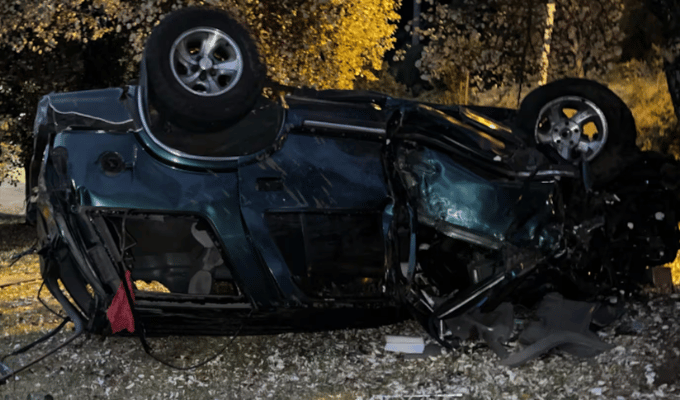 Quito: tres heridos tras volcamiento de auto en la Mariscal Sucre