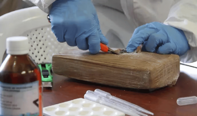 ¡Al estilo Alerta Aeropuerto! Mujer cayó con 69 kilos de cocaína