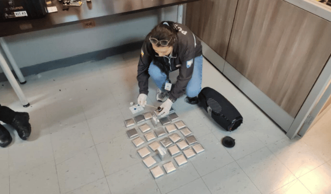 Cae pasajero con cocaína escondida en un parlante en Quito