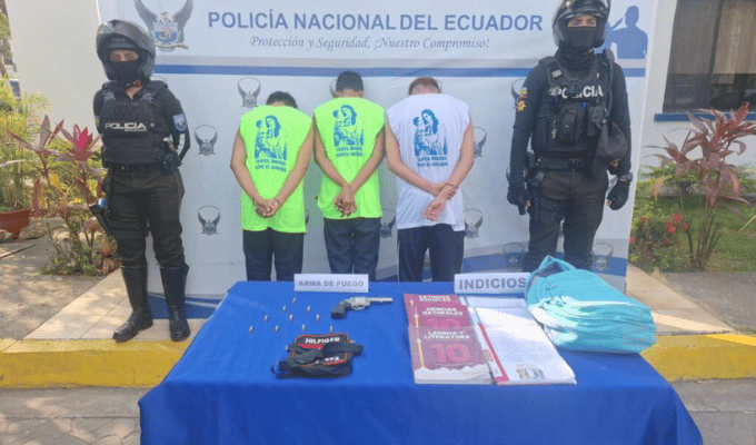Cae trío de adolescentes con arma dentro de colegio en Guayaquil