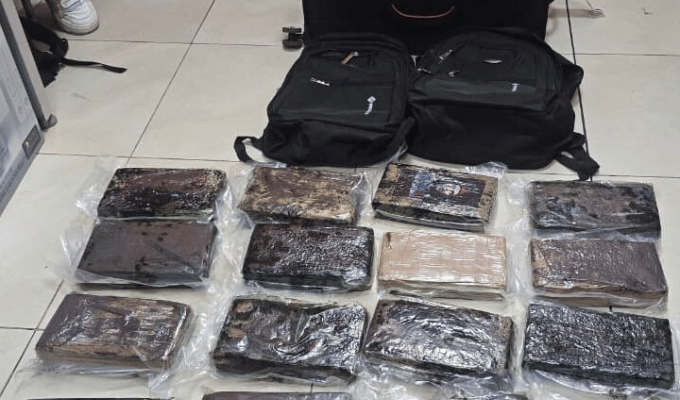 El can “Rolly” alertó y cayeron 15 kilos en una maleta abandonada