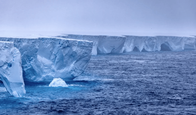 El iceberg más grande del mundo se rompe en pedazos frente a Georgia