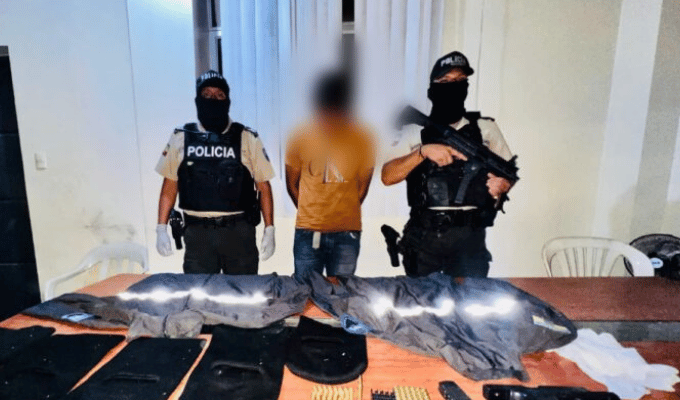 Operativo en la E25 dejó aprehendido con munición y prendas policiales