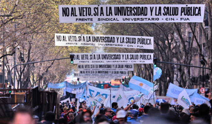 Multitud en Buenos Aires exige tumbar los vetos de Milei