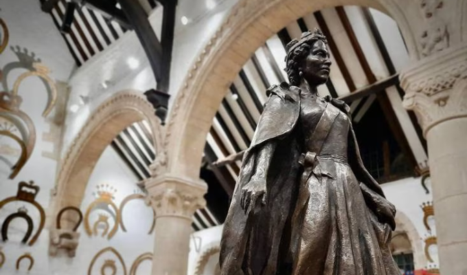 Isabel II y Sus Mascotas: Del Trono a la Eternidad en Bronce