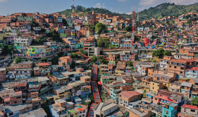 Cuerpos bajo una montaña de escombros en Medellín