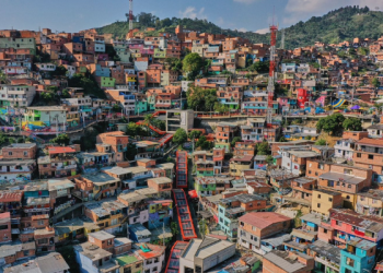 Cuerpos bajo una montaña de escombros en Medellín