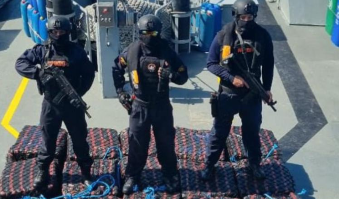 Armada incautó 44 bultos de droga cerca de Galápagos