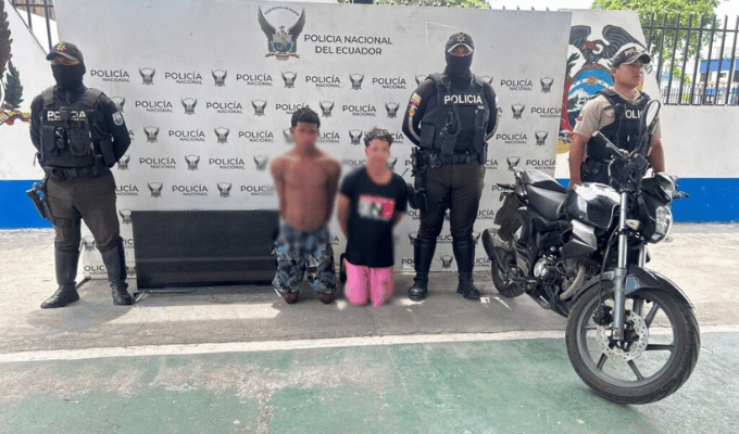 Moto, pistolas y cartuchos: operativo terminó con dos aprehendidos