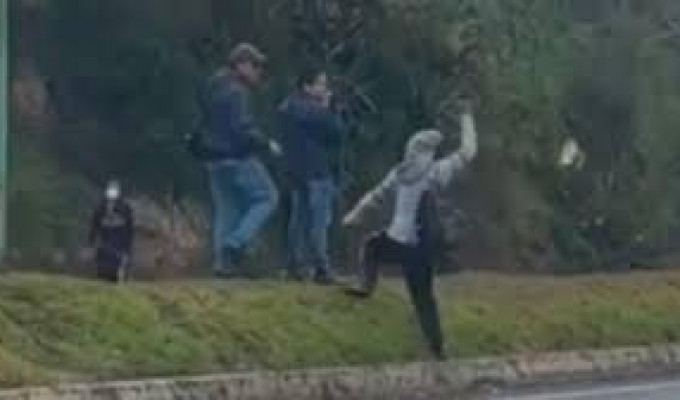 Teleamazonas bajo ataque en plena transmisión Piedra, palos y bengalas