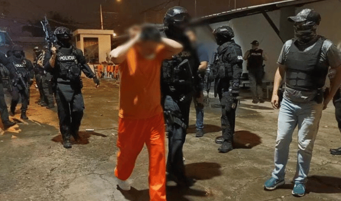 Policía retoma el CRS de Machala tras madrugada de terror