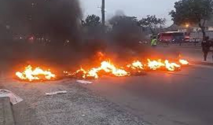 Av. Narcisa de Jesús amaneció bloqueada por protesta en Guayaquil