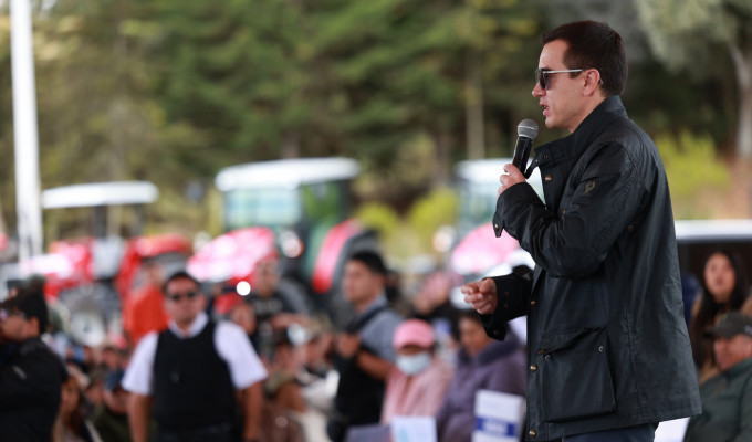 Noboa llegó a Ambato con bonos, tractores y advertencias