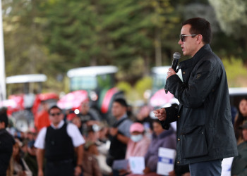 Noboa llegó a Ambato con bonos, tractores y advertencias