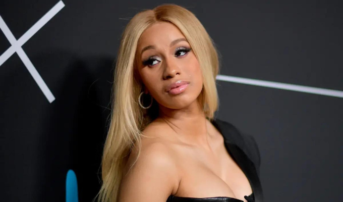 ¿Quién se llevó el impacto? Cardi B se defiende con micrófono en mano.