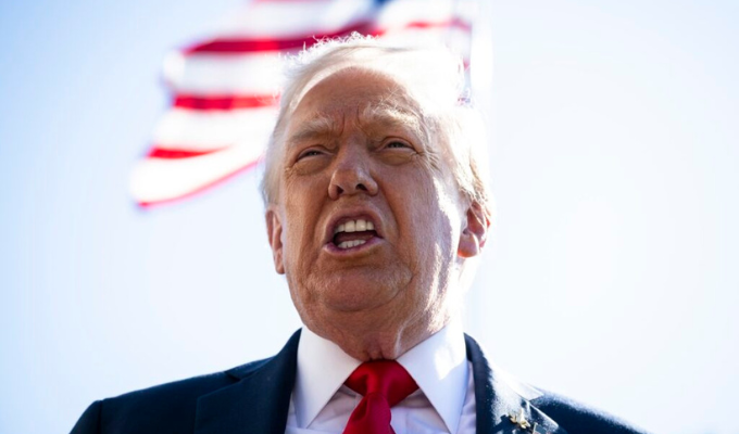 EE.UU. evalúa moneda de un dólar con la cara de Trump