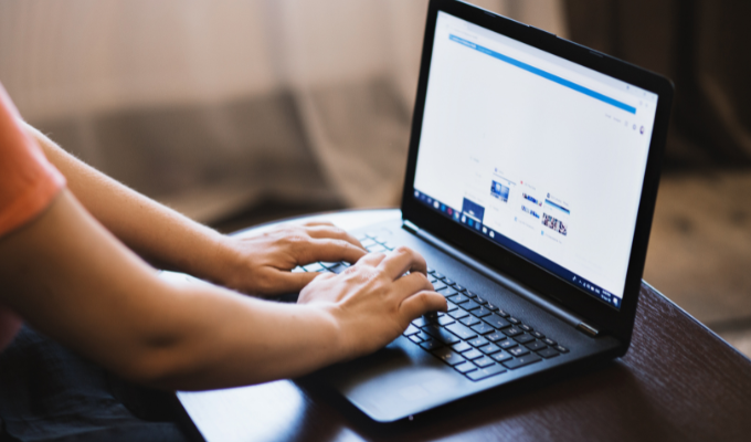 ICE lanza plan para vigilar redes y ubicación de migrantes en EE. UU.