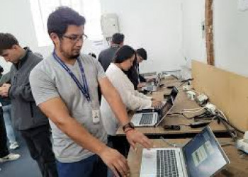 CNE activó 89 kits técnicos para ecuatorianos en el exterior