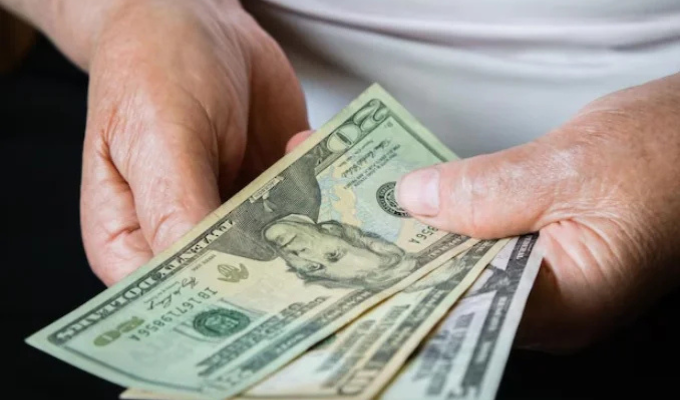 ¿Sube el sueldo? Trabajo analiza alza de $16 para el SBU 2026