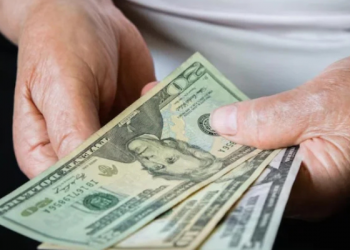 ¿Sube el sueldo? Trabajo analiza alza de $16 para el SBU 2026